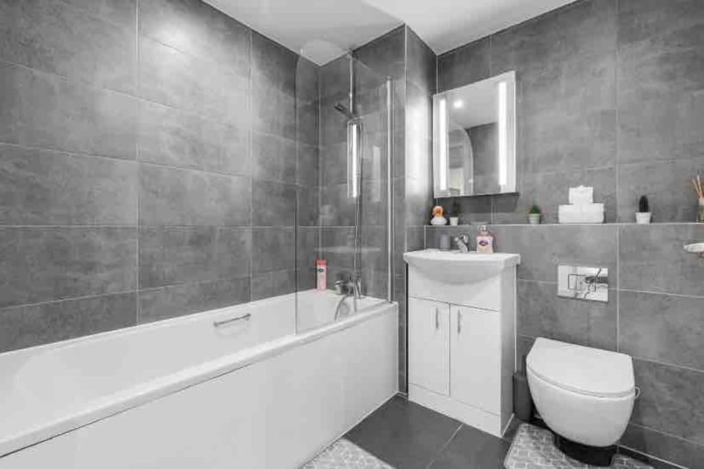 Cozy Flat Near Eye/ Victoria / Vauxhall Appartement